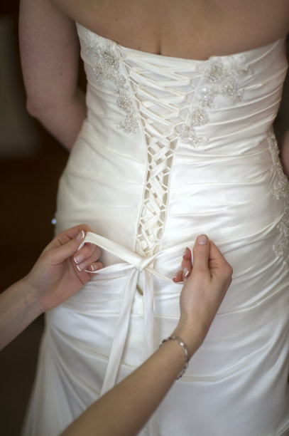 在婚纱上系蝴蝶结图片下载