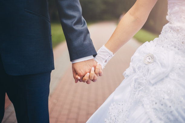 新婚夫妇手牵着手素材图片
