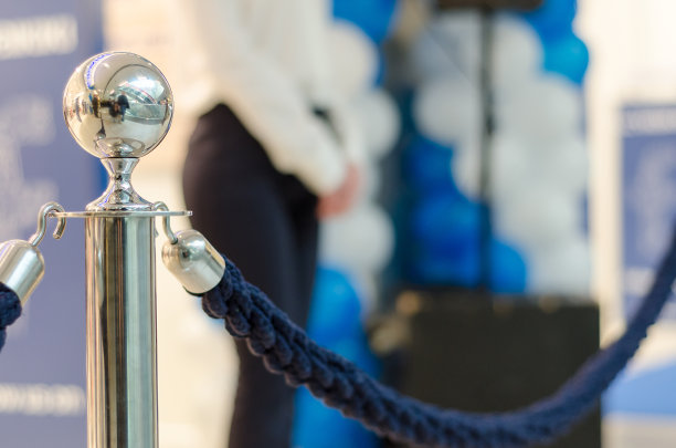 站在开幕式上的女孩图片下载