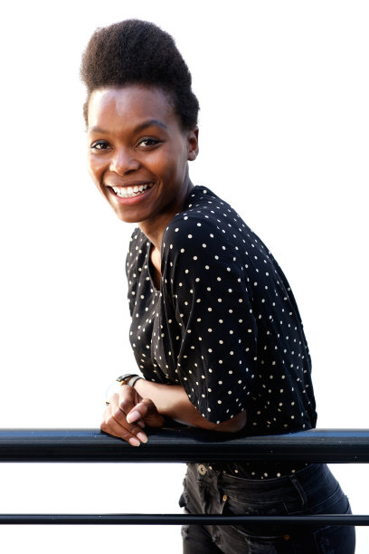 漂亮的年轻黑人妇女，靠在栏杆上图片下载