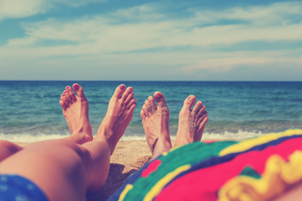 一对情侣在海滩上享受。图片下载