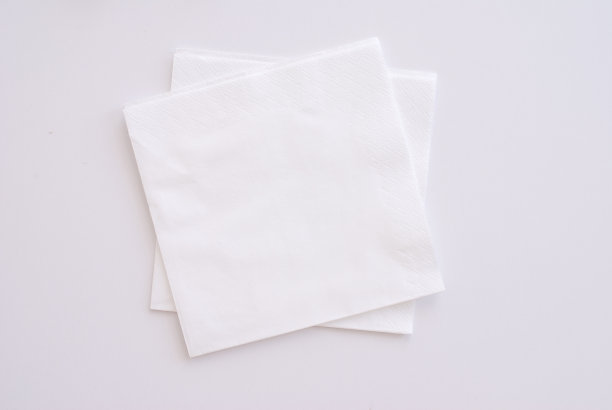 两张白色的餐巾在白色的背景-工作室拍摄图片下载