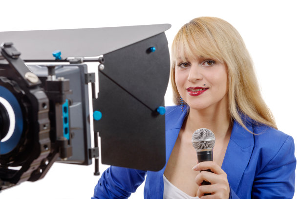 优雅的女电视记者肖像图片下载