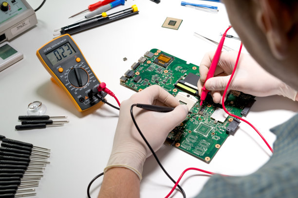 电工用万用表检查电子硬件图片下载