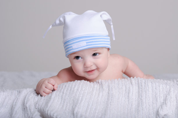 快乐的小男孩图片下载