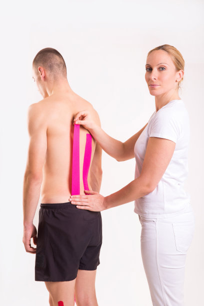 理疗师贴肌内肌胶布图片下载