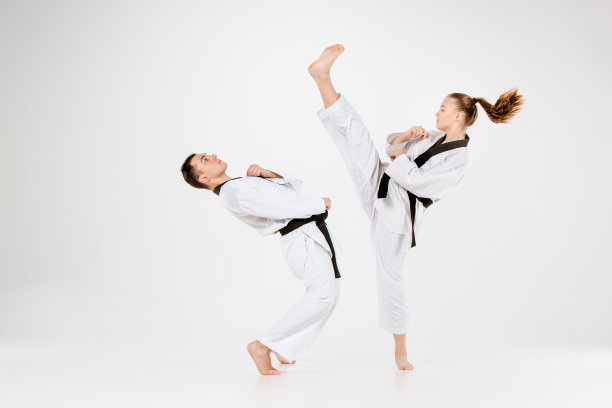 空手道女孩和黑带男孩图片下载