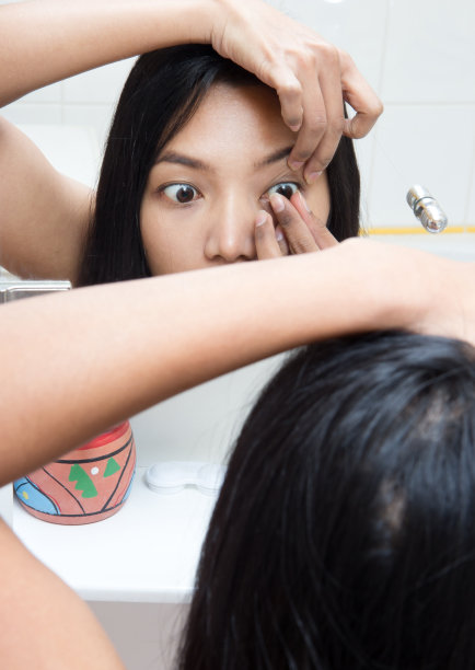 女性佩戴隐形眼镜图片下载