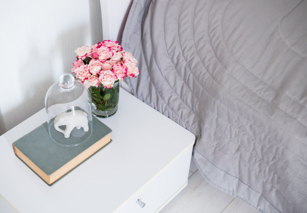 卧室里的玫瑰图片下载