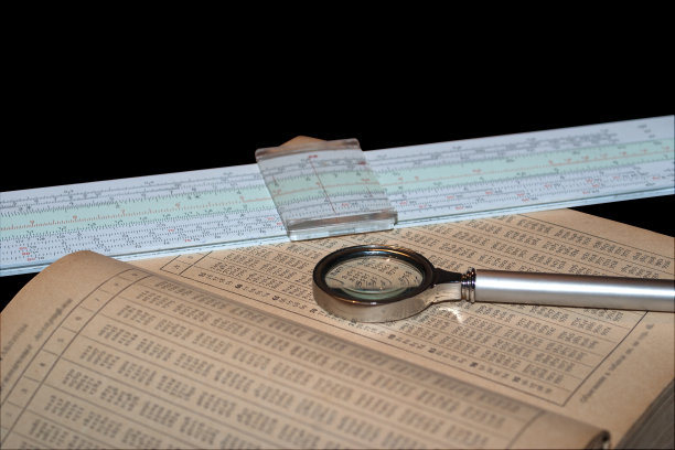 数学手册，放大镜和计算尺图片下载