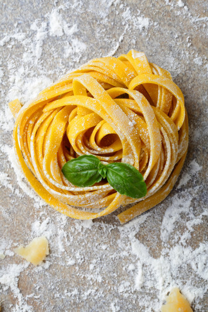 意大利面和罗勒的特写图片下载