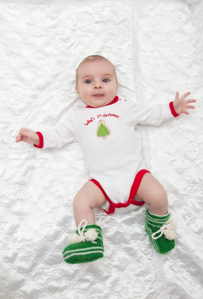 小女孩躺着开心的微笑图片下载