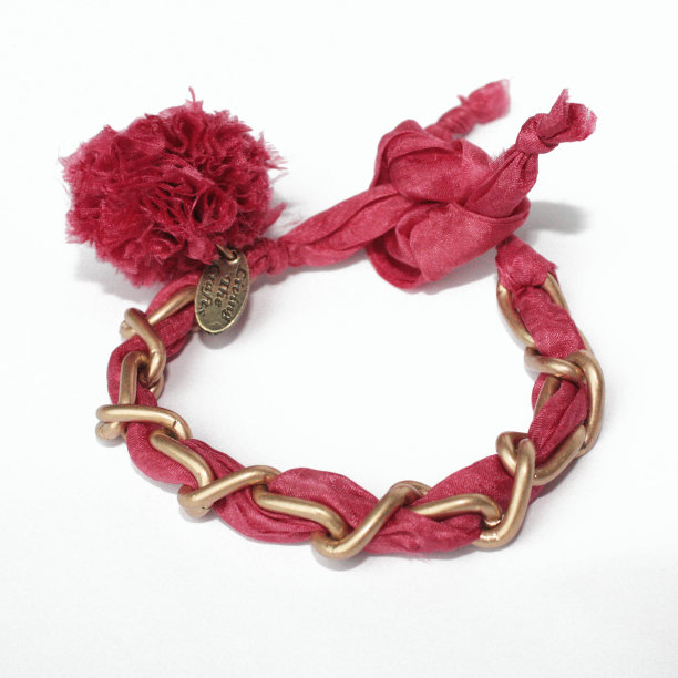 金属和粉色丝绸手镯图片下载