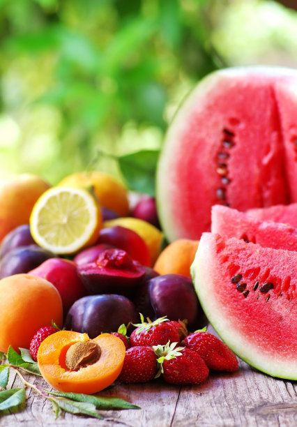 新鲜的水果放在木桌上图片下载