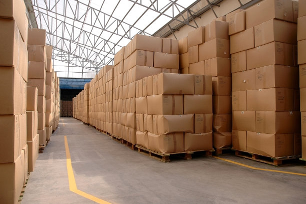 有硬纸板箱的现代仓库图片下载