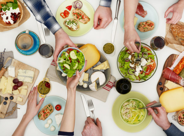 从上面看桌子上的人在吃饭图片下载