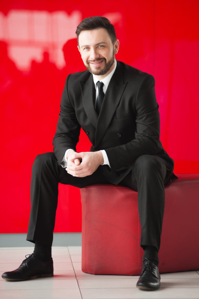 男人的肖像，红色的背景。图片下载