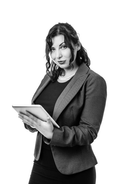 拿着平板电脑的女人看起来很困惑图片下载