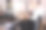 在沙龙工作的成熟发型师图片下载