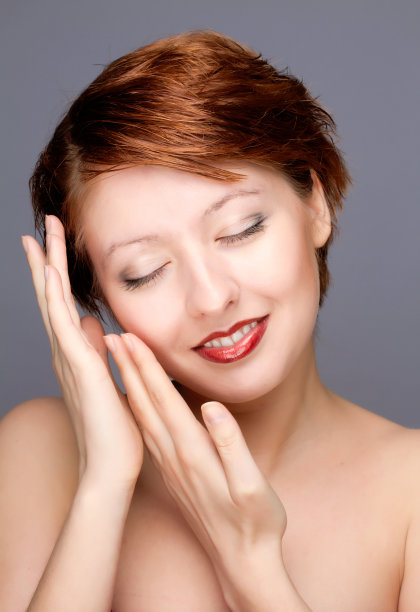 美丽的年轻女子与清洁的皮肤图片下载