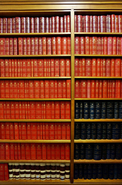 摆满旧书的图书馆书架图片下载