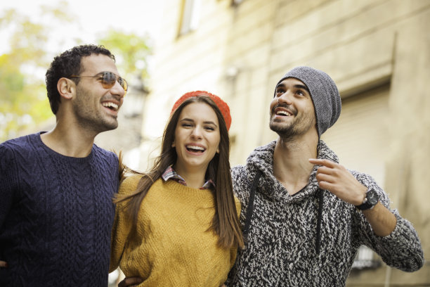 一群游客朋友图片下载