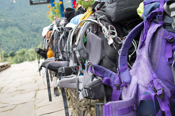旅行者正在前往尼泊尔喜马拉雅山脉的安纳普尔纳营地的路上图片下载