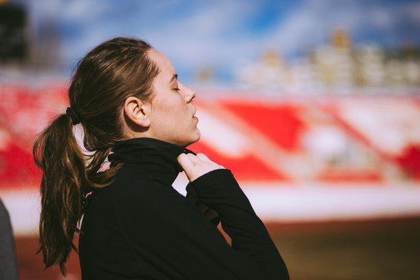 女运动员在训练中拉链她的运动服图片下载