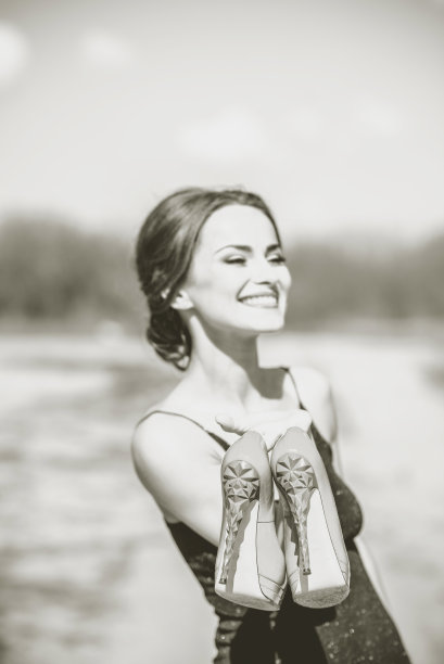 赤着脚的黑发女孩穿着黑色的衣服在户外图片下载