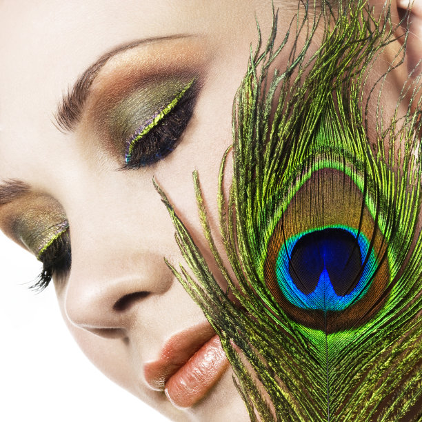穿着鲜艳的妆容和孔雀羽毛的女人图片下载