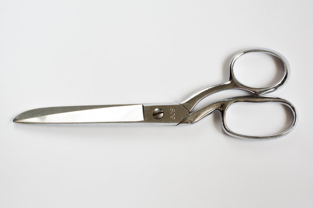 金属缝纫剪刀闭合隔离在白色图片下载