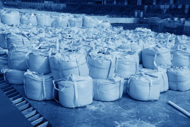 仓库货物在露天包装。图片下载