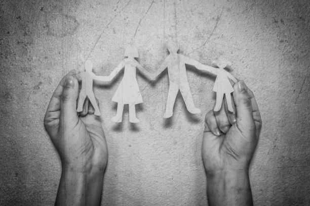 手握剪纸的女子链家图片下载