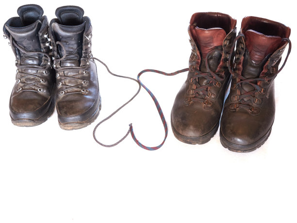 鞋带形成心形的登山靴图片下载