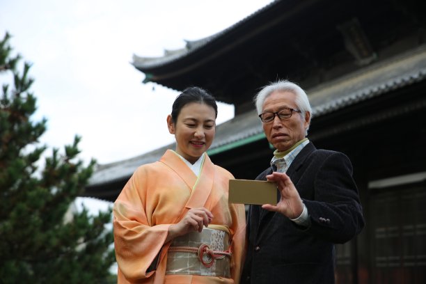 一对日本夫妇在东福寺三门地区看照片图片下载