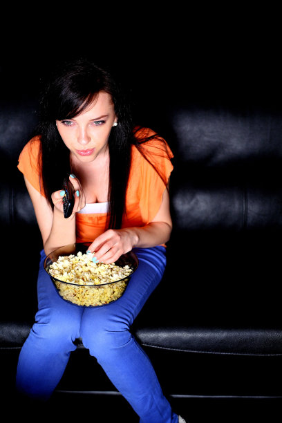 年轻女子看电视图片下载