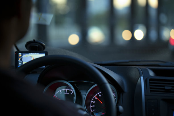 男人坐在车里。图片下载