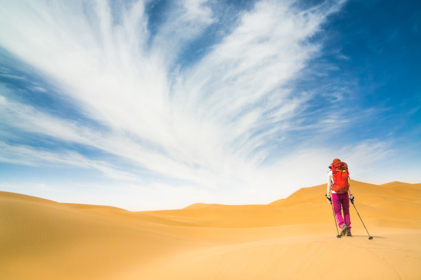 沙漠徒步旅行图片下载