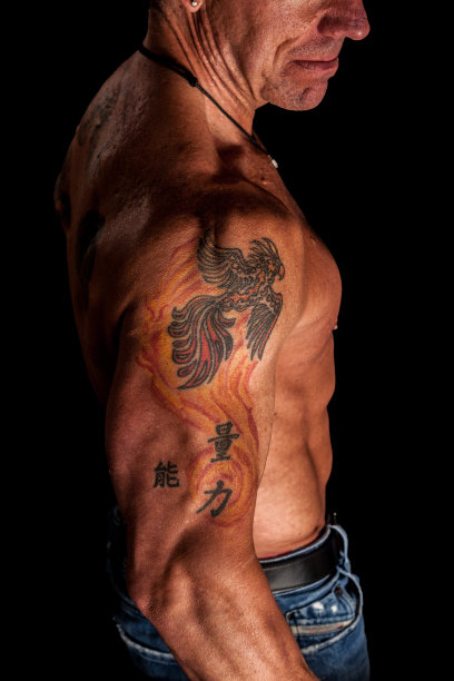 性感赤裸上身纹身男子弯曲手臂图片下载