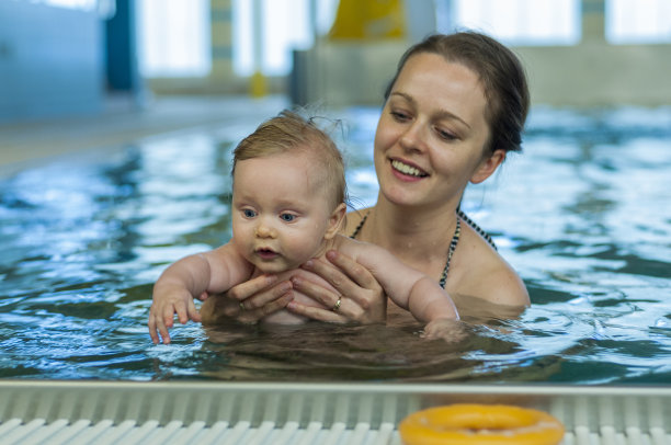 宝宝和妈妈在游泳池里图片下载