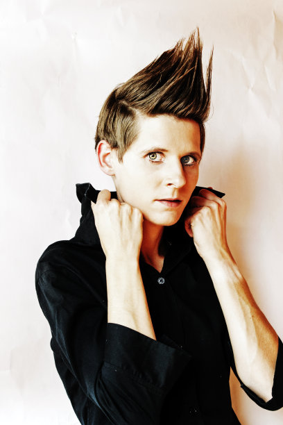 年轻女子，留着时髦的短发，穿着黑色衬衫图片下载