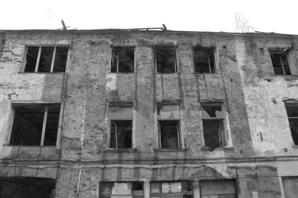 黑白废毁的旧建筑立面图片下载