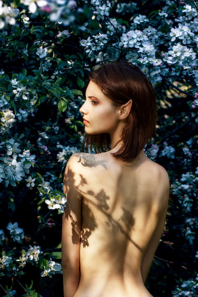 她看起来像个小精灵图片下载