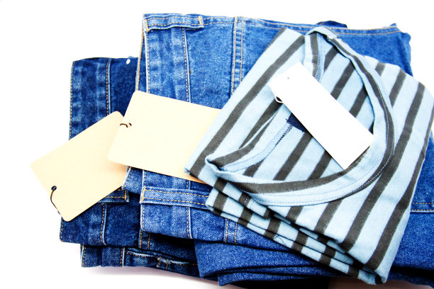 新条纹男衬衫。t恤和蓝色牛仔裤背景图片下载