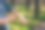 森林里的女孩用喷雾剂对付蚊子图片下载