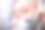 中年男子在浴室里刮胡子图片下载