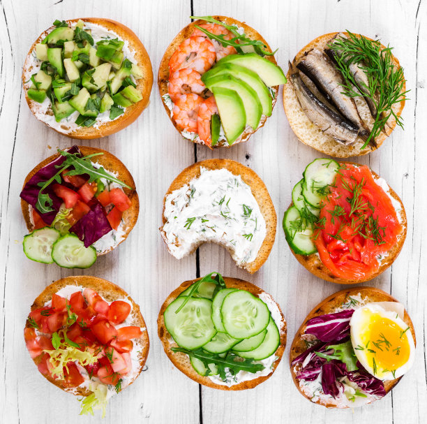 木制背景上的小三明治素材图片