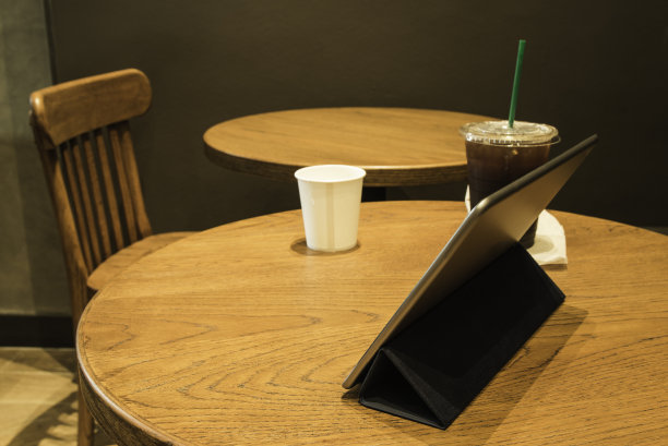 桌上有药片和咖啡。图片下载