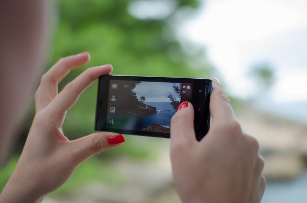 女性正在用手机拍照图片下载