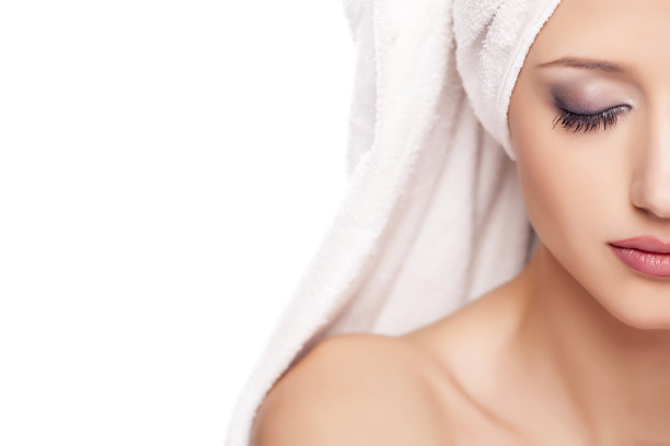 美丽安详的女人的肖像，头上戴着毛巾图片下载